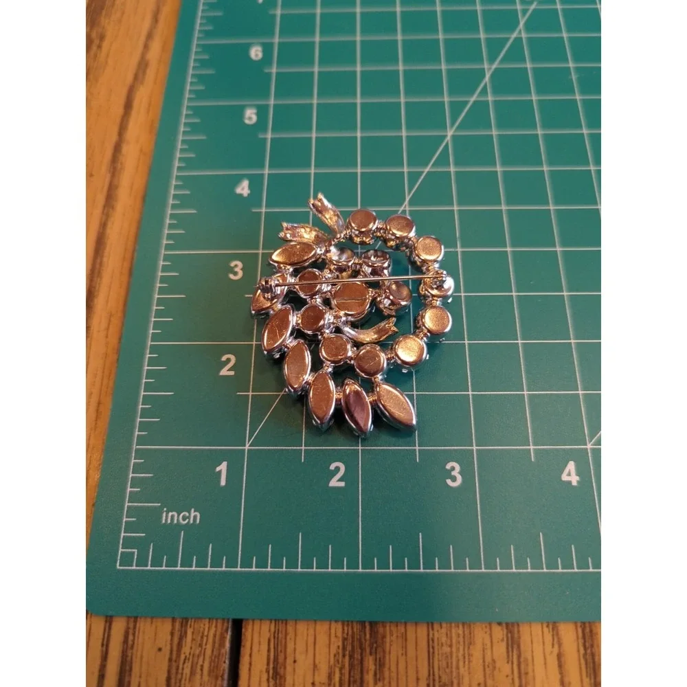 Vintage Beautiful Rhinestone Pin Brooch In Silver Tone